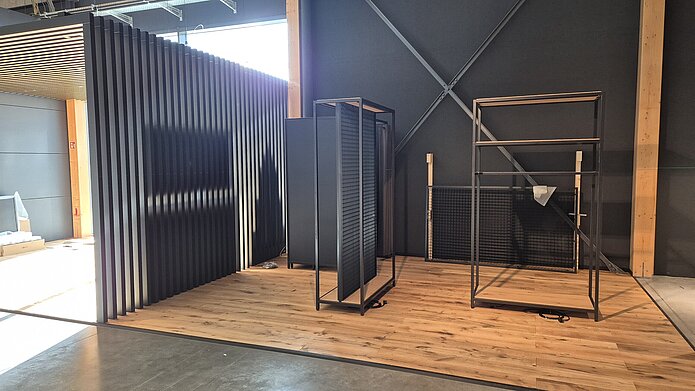 Eingangsbereich mit Lamellen in Holz und schwarz Motorshop in Hilzingen 2026